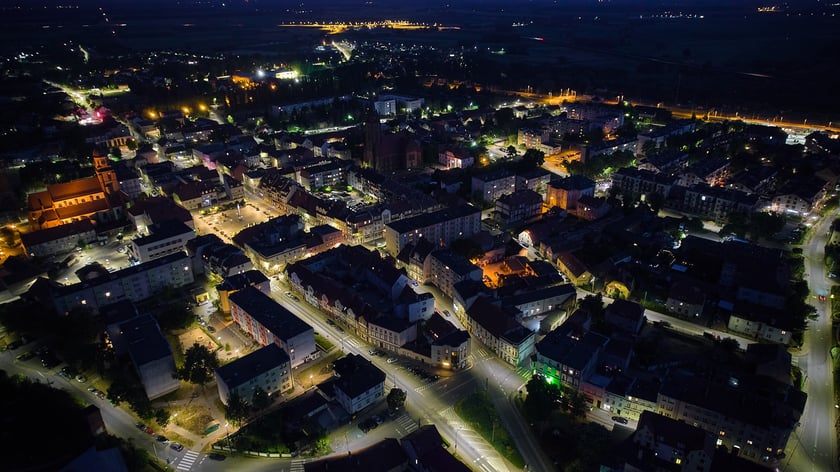 Żmigród nocą. Panorama miasta w świetle nowych lamp ulicznych