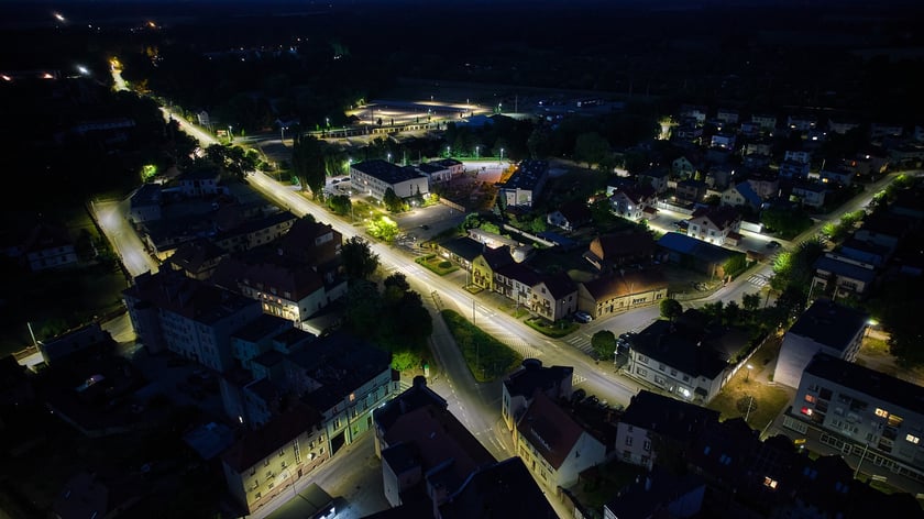 Żmigród nocą. Panorama miasta w świetle nowych lamp ulicznych