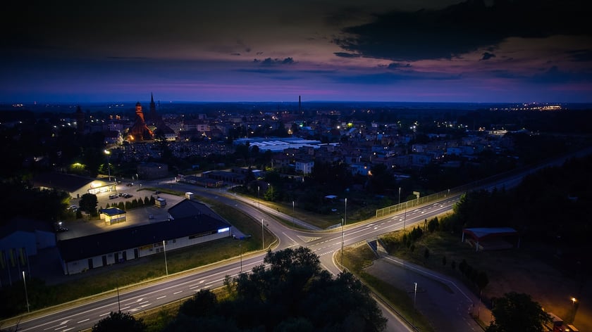 Żmigród nocą. Panorama miasta w świetle nowych lamp ulicznych