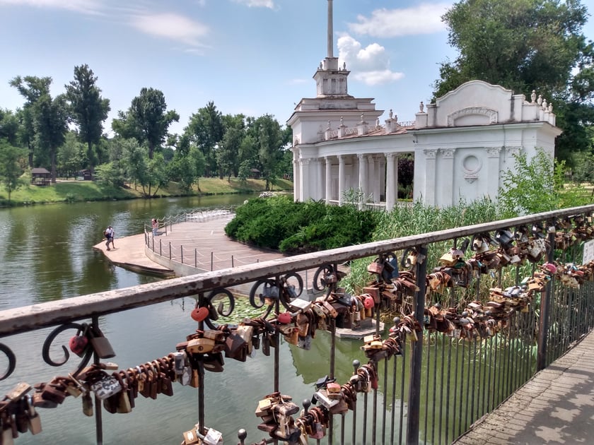 Most zakochanych w parku w centrum Krzywego Rogu