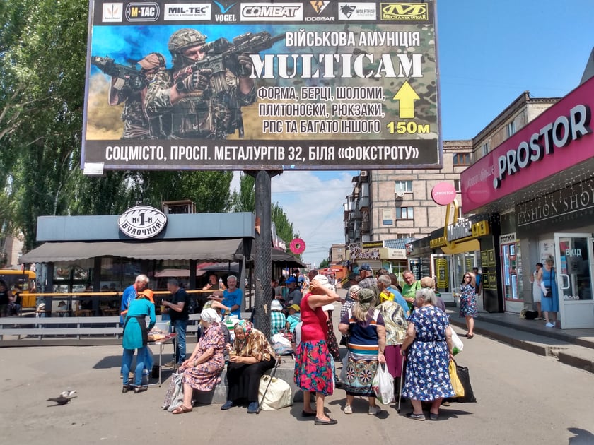 Wydawanie jedzenia ubogim na ulicach Krzywego Rogu