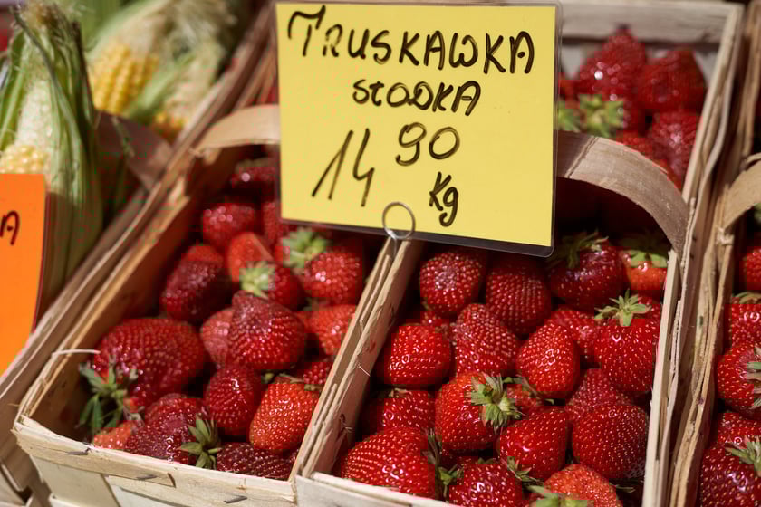 Ceny warzyw i owoców w Hali Targowej i w warzywniakach w centrum Wrocławia