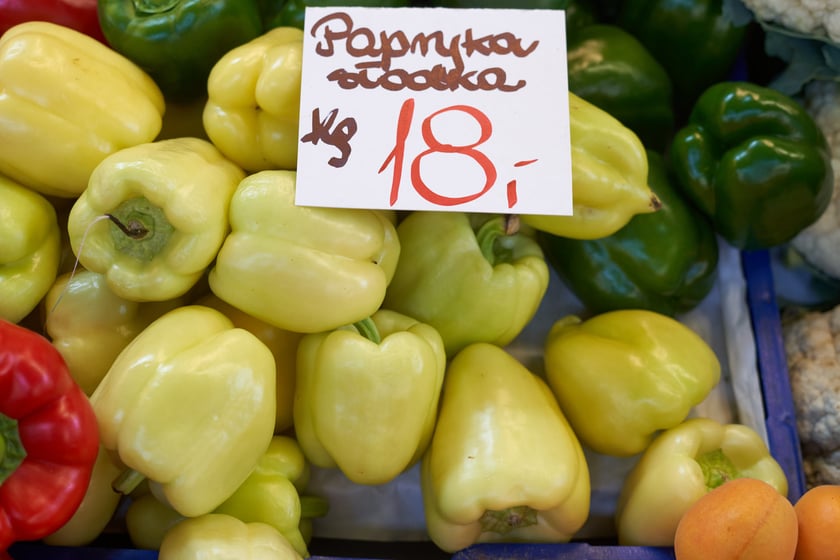 Ceny warzyw i owoców w Hali Targowej i w warzywniakach w centrum Wrocławia