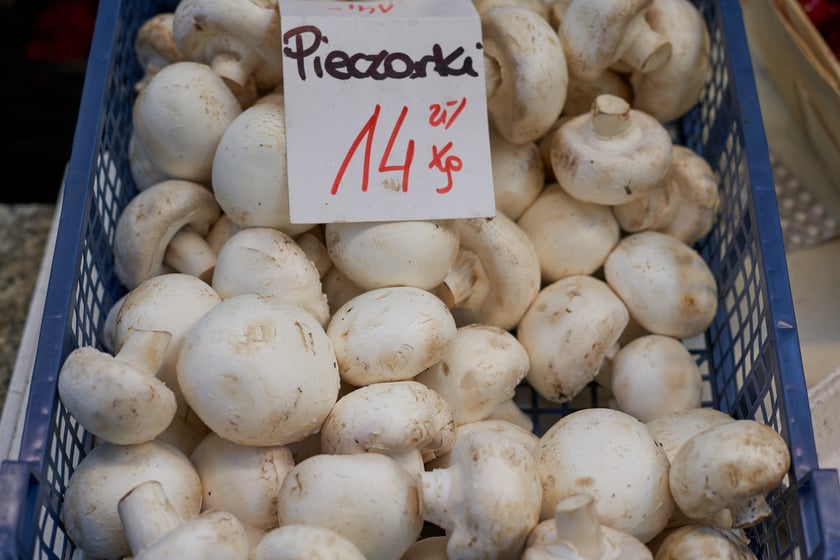 Ceny warzyw i owoców w Hali Targowej i w warzywniakach w centrum Wrocławia