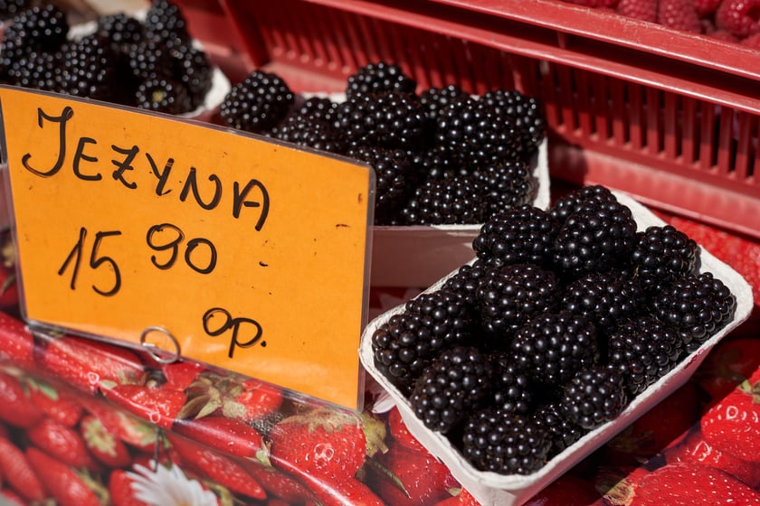 Ceny warzyw i owoców w Hali Targowej i w warzywniakach w centrum Wrocławia