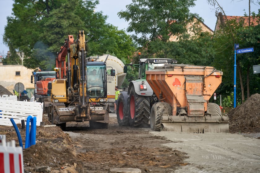 Nowa droga (Lutosławskiego) i przebudowywana Asfaltowa