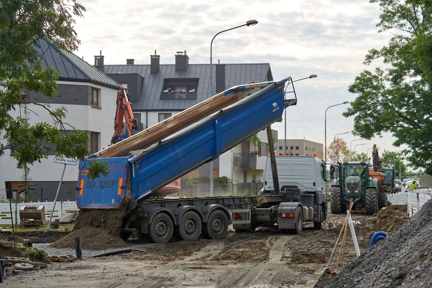 Nowa droga (Lutosławskiego) i przebudowywana Asfaltowa