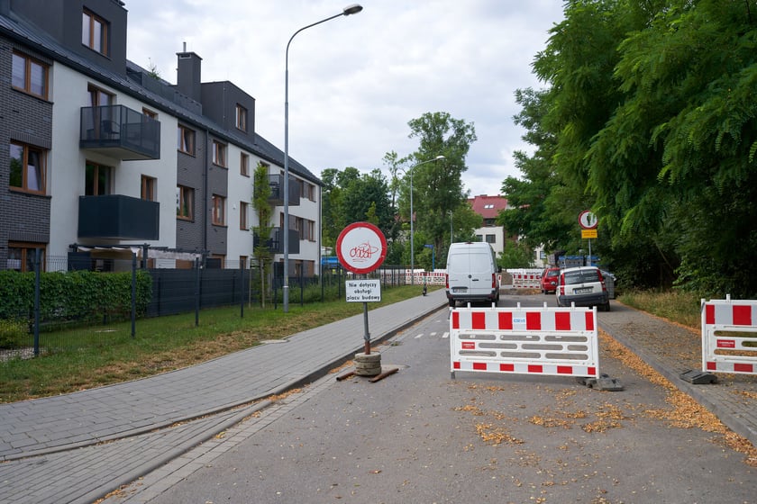 Nowa droga (Lutosławskiego) i przebudowywana Asfaltowa
