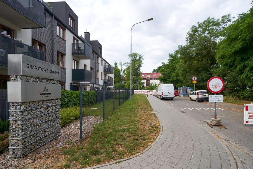 Nowa droga (Lutosławskiego) i przebudowywana Asfaltowa