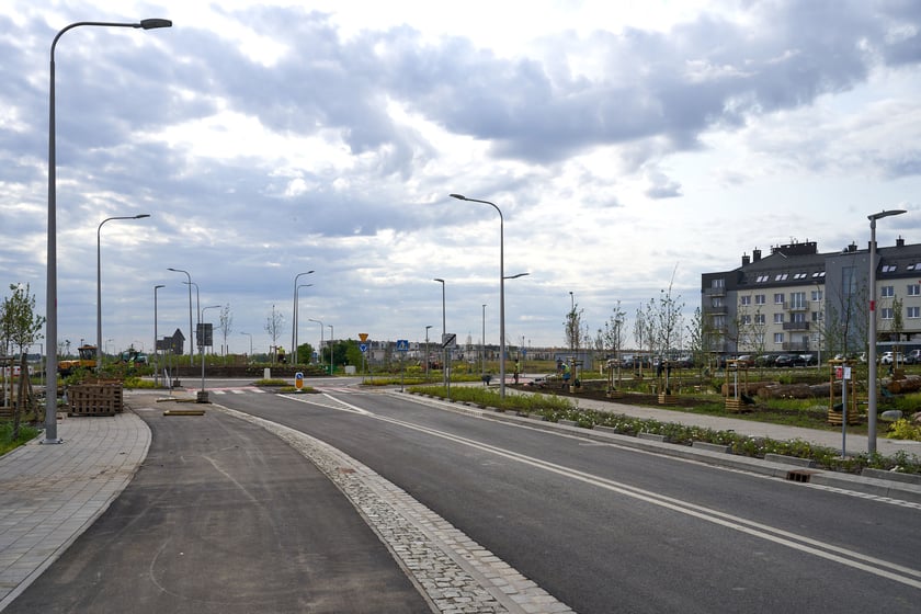 Nowa droga (Lutosławskiego) i przebudowywana Asfaltowa