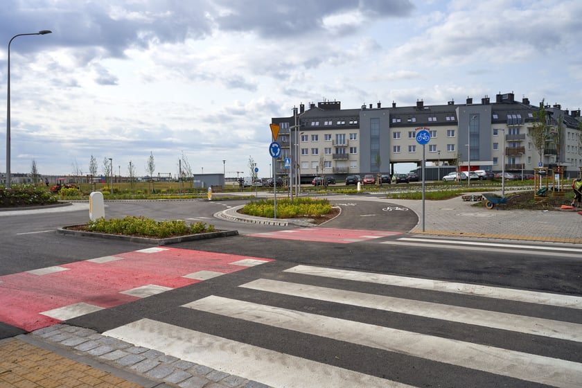 Nowa droga (Lutosławskiego) i przebudowywana Asfaltowa