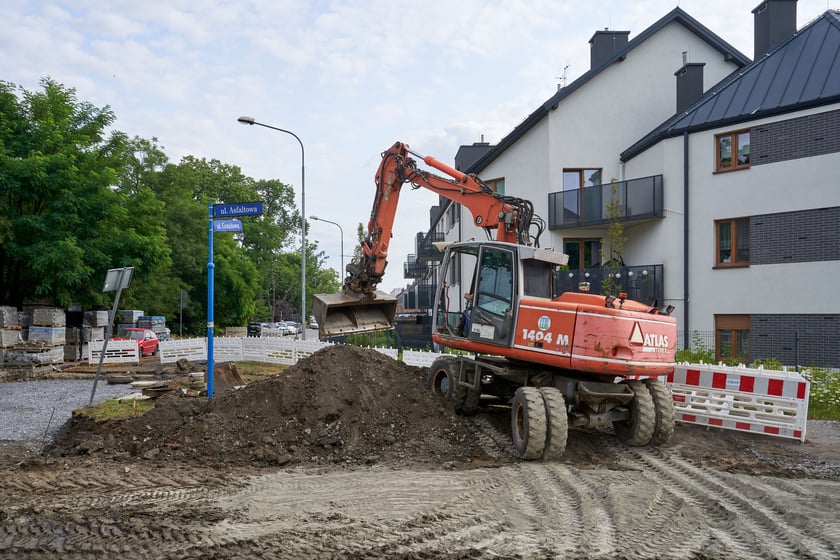 Nowa droga (Lutosławskiego) i przebudowywana Asfaltowa