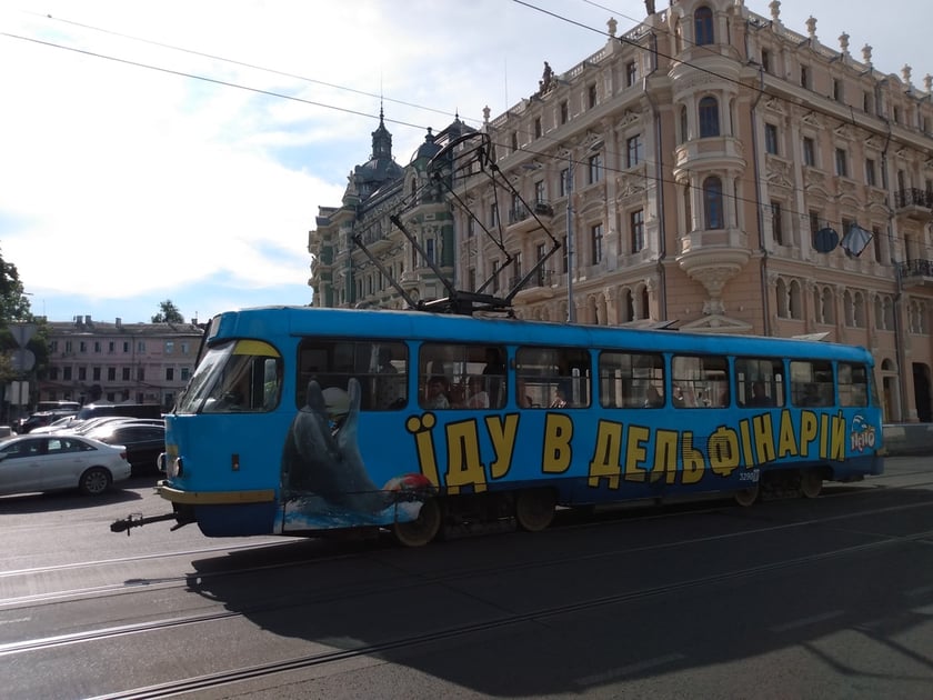 Odessa. Tramwaj z reklamą delfinarium