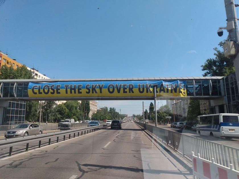 Dnipro. Wielki plakat wzywający NATO do ochrony nieba nad Ukrainą