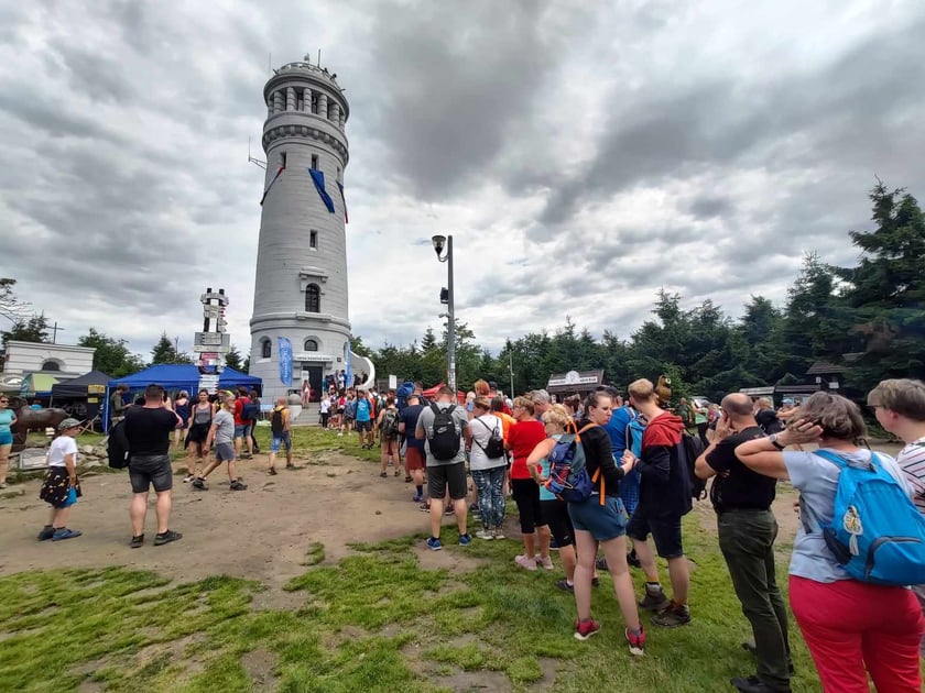 Uroczystość z okazji otwarcia wieży widokowej na Wielkiej Sowie po remoncie