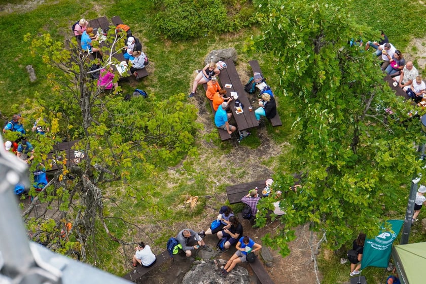 Uroczystość z okazji otwarcia wieży widokowej na Wielkiej Sowie po remoncie