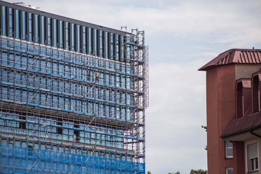 Trwająca budowa biurowców i budynków mieszkalnych w kompleksie Quorum