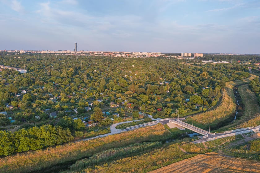 Nowa kładka pieszo-rowerowa pomiędzy Muchoborami, nad Ślęzą