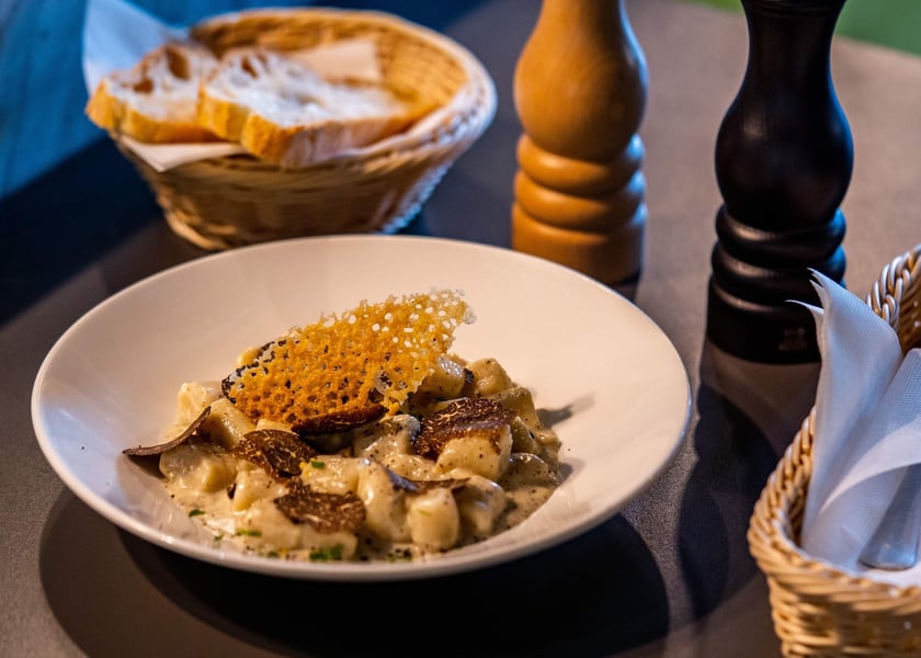 Pinola
Pinola to klimat, gwar i spektakl otwartej kuchni. Łączy z powodzeniem kuchnię włoską, tradycyjną i fine dining.&nbsp;
&ndash; Wiele produkt&oacute;w sprowadzamy bezpośrednio z Włoch, między innymi sycylijską oliwę extra vergine, sery, świeże trufle, radicchio z Treviso, bakłażany, sycylijskie pomarańcze Tarocco, pistacje z Bronte, pomidory San Marzano czy też mąkę semola &ndash; czytamy na stronie Pinoli.
Zjemy tu m.in. makarony (produkowane na miejscu), pizzę w stylu neapolitańskim, sałatki czy desery&nbsp;&ndash; wśr&oacute;d nich tiramisu, panna cottę i cr&egrave;me br&ucirc;l&eacute;e.