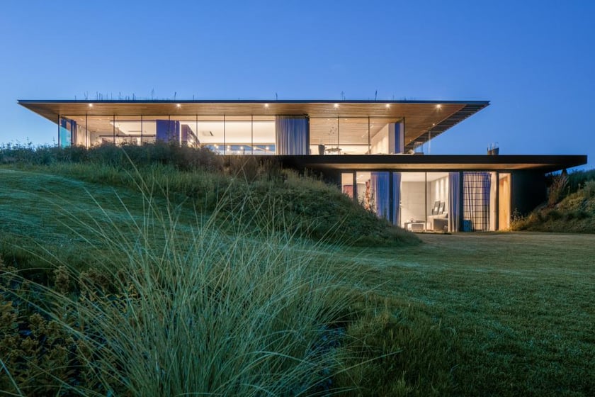 Dom 35.35 na Skarpie w Płocku to jedna z najpiękniejszych willi w Europie. Pracownia 77STUDIOarchitektury otrzymała za ten projekt nagrodę w kategorii Architecture Single Residence