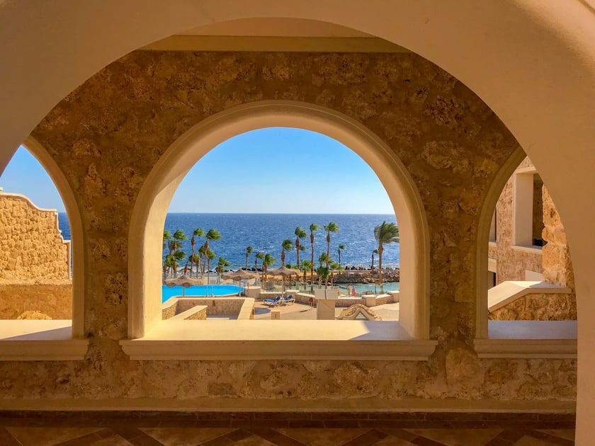 9. Hurghada
Ten zlokalizowany na wybrzeżu Morza Czerwonego kurort należy do najpopularniejszych w całym Egipcie. Turyst&oacute;w przyciągają tam znakomite plaże i turkusowa woda. Miasto jest też miejscem idealnym dla fan&oacute;w snorkelingu, dzięki dobrze zachowanej rafie koralowej. Hurghada zajmuje 9. miejsce w zestawieniu najpopularniejszych kierunk&oacute;w czarterowych z Wrocławia &ndash; od maja do końca lipca z tego połączenia skorzystało 9 047 os&oacute;b.