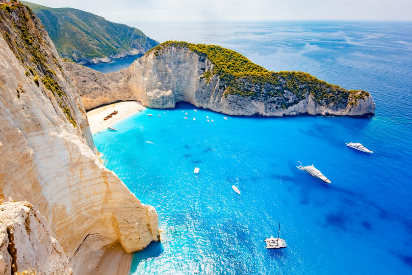 7. Zakynthos
Na Zakynthos znajduje się jedna z najsłynniejszych plaż w Grecji &ndash; urokliwa Zatoka Wraku. Wody Morza Jońskiego oblewające wyspę są r&oacute;wnież największym w Europie miejscem lęgowym słynnych ż&oacute;łwi Caretta caretta, kt&oacute;re turyści, odbywający rejs po morzu, mogą oglądać w ich naturalnym środowisku. Z połączenia czarterowego na Zakynthos skorzystało od maja do końca lipca 11 504 pasażer&oacute;w lecących z Portu Lotniczego Wrocław.