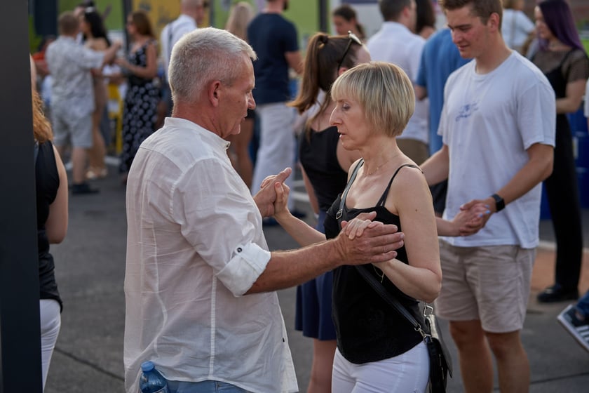 Uczestnicy potańcówki. Rozgrzewające rytmy latino i bachata na szczycie Galerii Dominikańskiej [ZDJĘCIA]