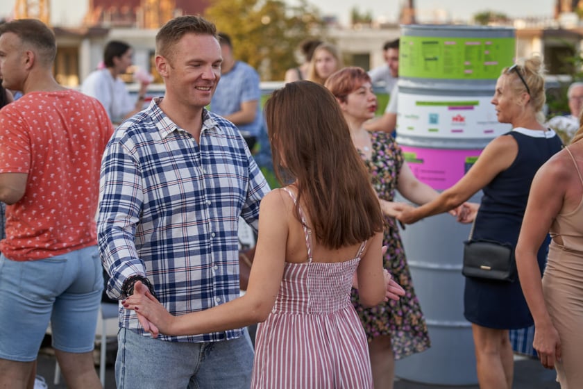 Uczestnicy potańcówki. Rozgrzewające rytmy latino i bachata na szczycie Galerii Dominikańskiej [ZDJĘCIA]