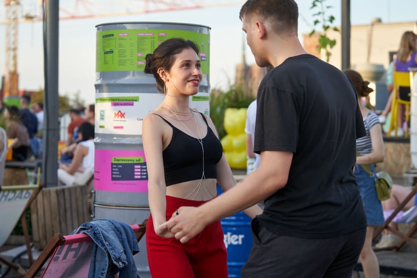 Uczestnicy potańcówki. Rozgrzewające rytmy latino i bachata na szczycie Galerii Dominikańskiej [ZDJĘCIA]