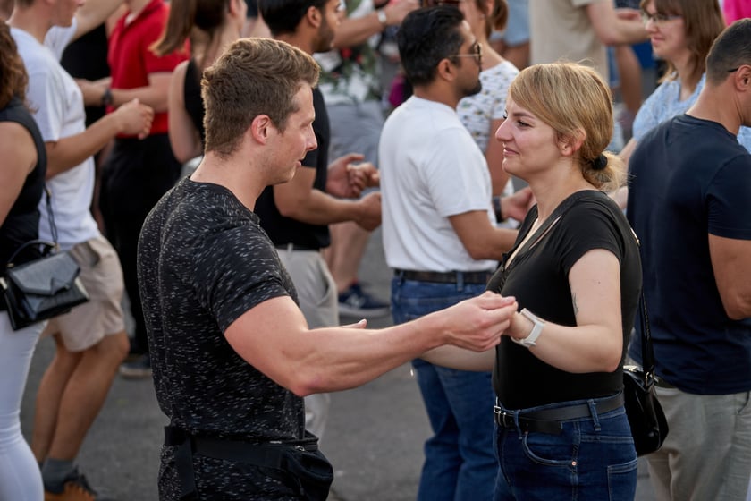 Uczestnicy potańcówki. Rozgrzewające rytmy latino i bachata na szczycie Galerii Dominikańskiej [ZDJĘCIA]