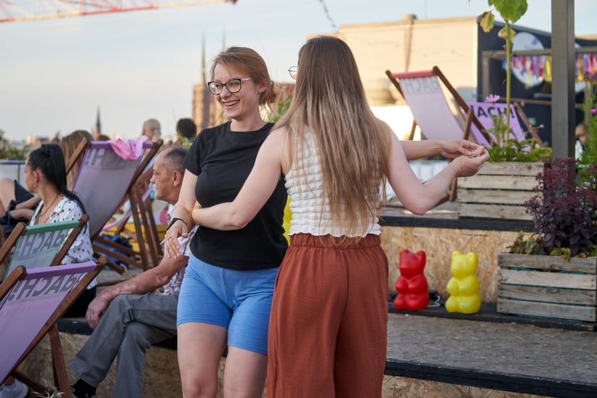 Uczestnicy potańcówki. Rozgrzewające rytmy latino i bachata na szczycie Galerii Dominikańskiej [ZDJĘCIA]