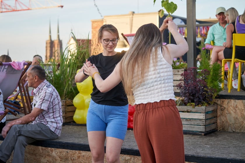 Uczestnicy potańcówki. Rozgrzewające rytmy latino i bachata na szczycie Galerii Dominikańskiej [ZDJĘCIA]