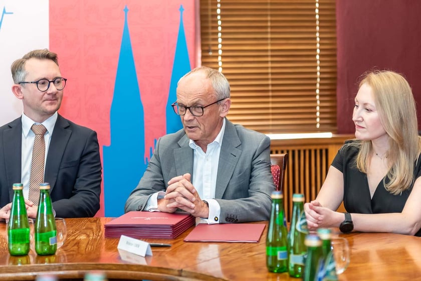Podpisywanie listu intencyjnego w sprawie wsp&oacute;lnej realizacji programu &bdquo;Porusz serce&rdquo;