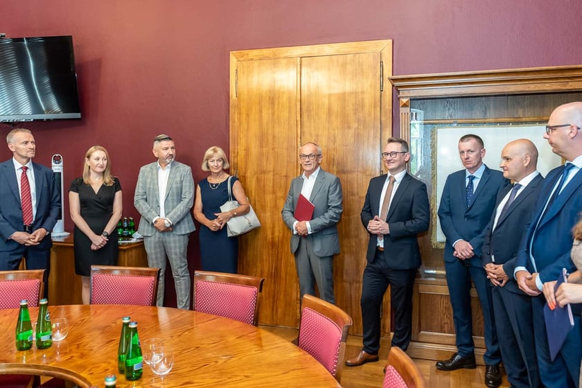 Podpisywanie listu intencyjnego w sprawie wsp&oacute;lnej realizacji programu &bdquo;Porusz serce&rdquo;