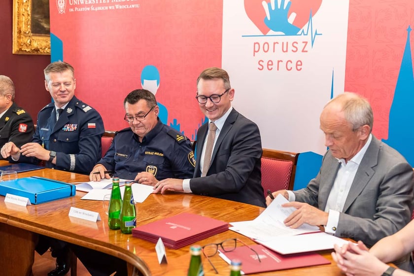Podpisywanie listu intencyjnego w sprawie wsp&oacute;lnej realizacji programu &bdquo;Porusz serce&rdquo;