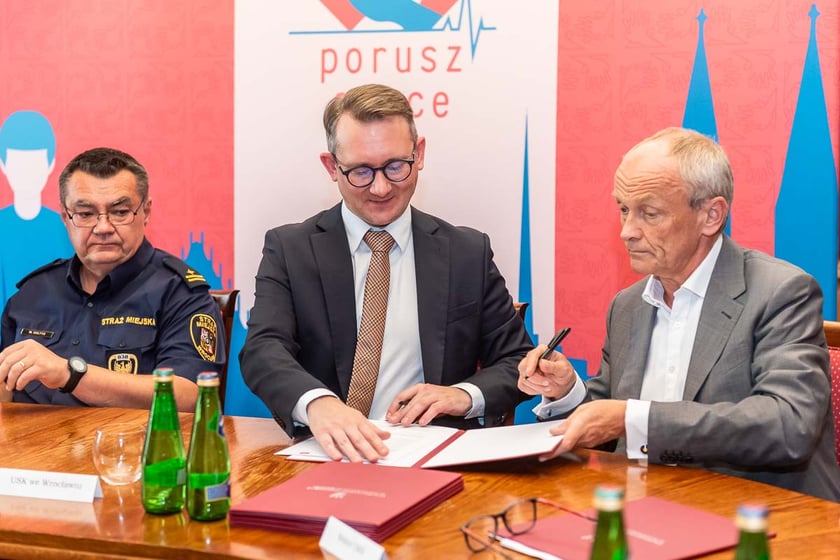 Podpisywanie listu intencyjnego w sprawie wsp&oacute;lnej realizacji programu &bdquo;Porusz serce&rdquo;