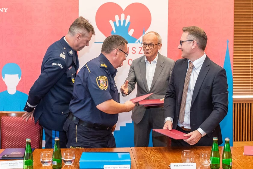 Podpisywanie listu intencyjnego w sprawie wsp&oacute;lnej realizacji programu &bdquo;Porusz serce&rdquo;