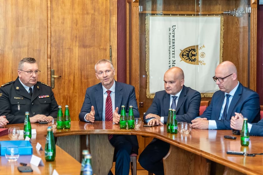 Podpisywanie listu intencyjnego w sprawie wsp&oacute;lnej realizacji programu &bdquo;Porusz serce&rdquo;