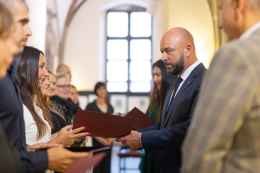 Ślubowanie i wręczenie aktów nadania stopnia awansu zawodowego nauczyciela mianowanego z udziałem prezydenta Wrocławia Jacka Sutryka