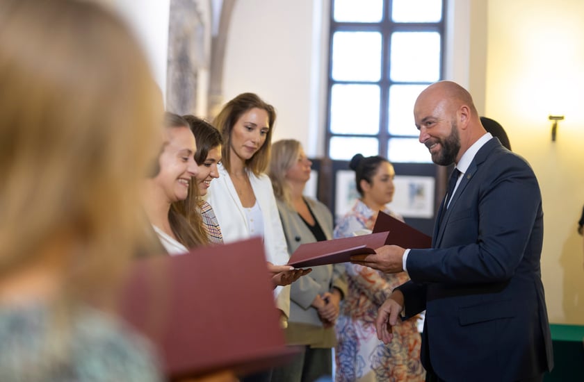 Ślubowanie i wręczenie aktów nadania stopnia awansu zawodowego nauczyciela mianowanego z udziałem prezydenta Wrocławia Jacka Sutryka