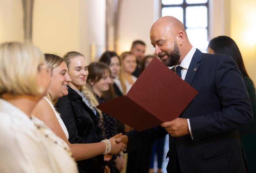 Ślubowanie i wręczenie aktów nadania stopnia awansu zawodowego nauczyciela mianowanego z udziałem prezydenta Wrocławia Jacka Sutryka