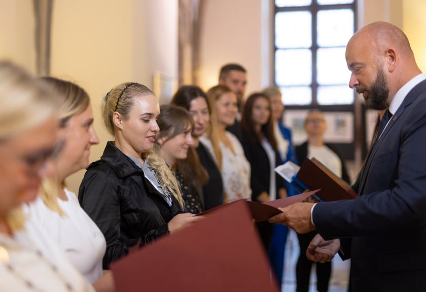 Ślubowanie i wręczenie aktów nadania stopnia awansu zawodowego nauczyciela mianowanego z udziałem prezydenta Wrocławia Jacka Sutryka
