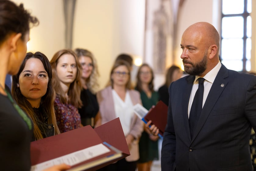 Ślubowanie i wręczenie aktów nadania stopnia awansu zawodowego nauczyciela mianowanego z udziałem prezydenta Wrocławia Jacka Sutryka