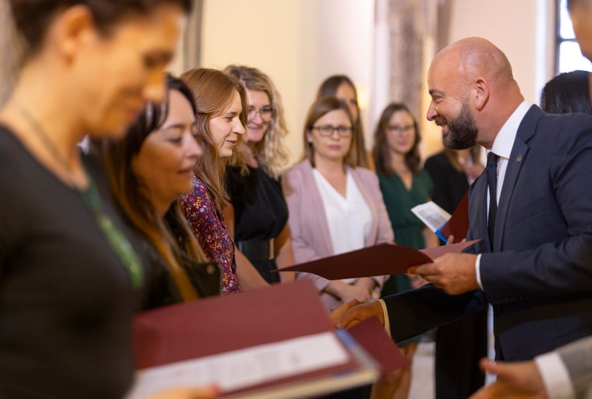 Ślubowanie i wręczenie aktów nadania stopnia awansu zawodowego nauczyciela mianowanego z udziałem prezydenta Wrocławia Jacka Sutryka