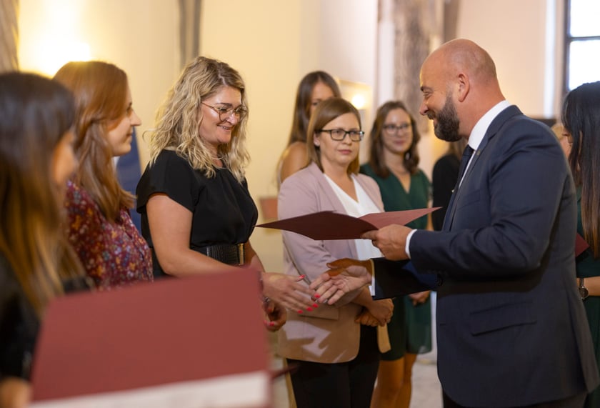 Ślubowanie i wręczenie aktów nadania stopnia awansu zawodowego nauczyciela mianowanego z udziałem prezydenta Wrocławia Jacka Sutryka