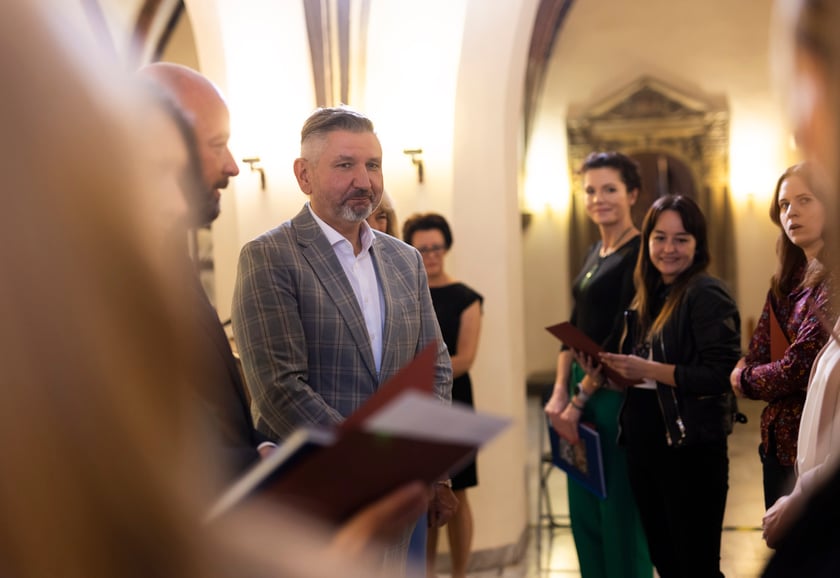 Ślubowanie i wręczenie aktów nadania stopnia awansu zawodowego nauczyciela mianowanego z udziałem prezydenta Wrocławia Jacka Sutryka