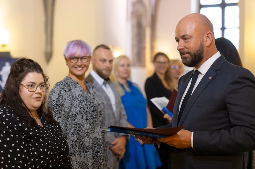 Ślubowanie i wręczenie aktów nadania stopnia awansu zawodowego nauczyciela mianowanego z udziałem prezydenta Wrocławia Jacka Sutryka