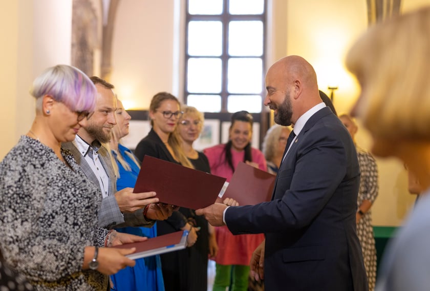 Ślubowanie i wręczenie aktów nadania stopnia awansu zawodowego nauczyciela mianowanego z udziałem prezydenta Wrocławia Jacka Sutryka