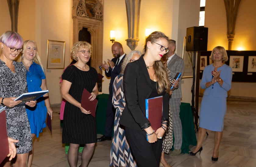 Ślubowanie i wręczenie aktów nadania stopnia awansu zawodowego nauczyciela mianowanego z udziałem prezydenta Wrocławia Jacka Sutryka