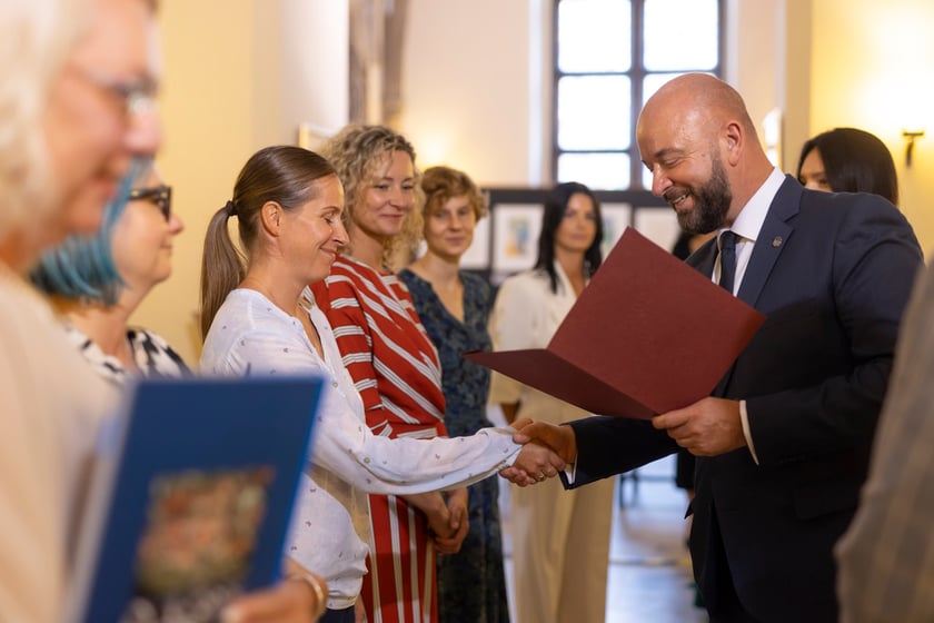 Ślubowanie i wręczenie aktów nadania stopnia awansu zawodowego nauczyciela mianowanego z udziałem prezydenta Wrocławia Jacka Sutryka